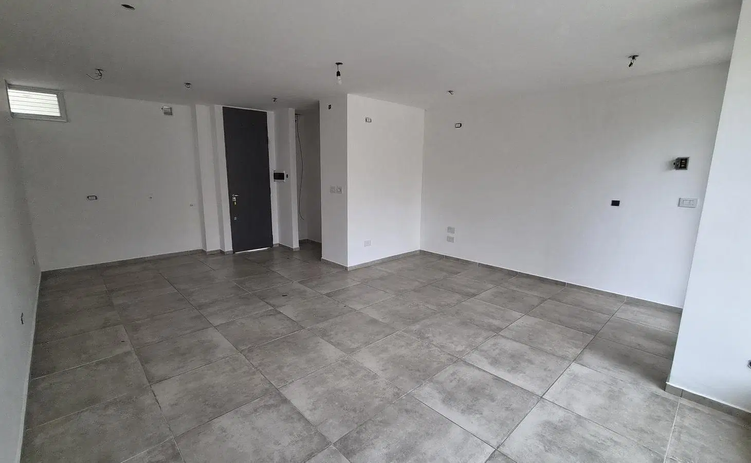 Local en alquiler City Bell 30m2 con baño y cortina comercial 2