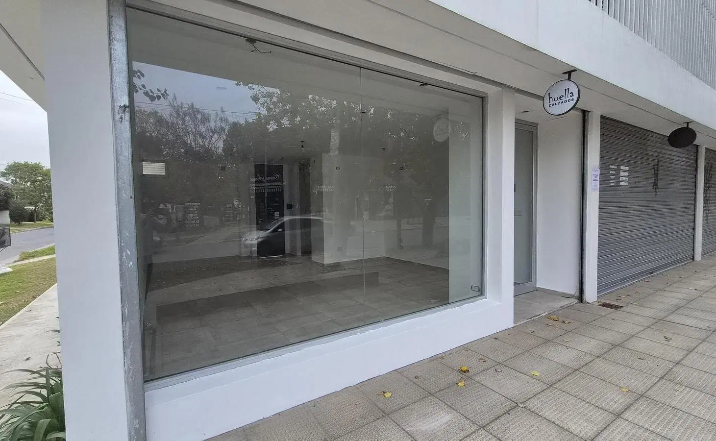 Local en alquiler City Bell 30m2 con baño y cortina comercial 1