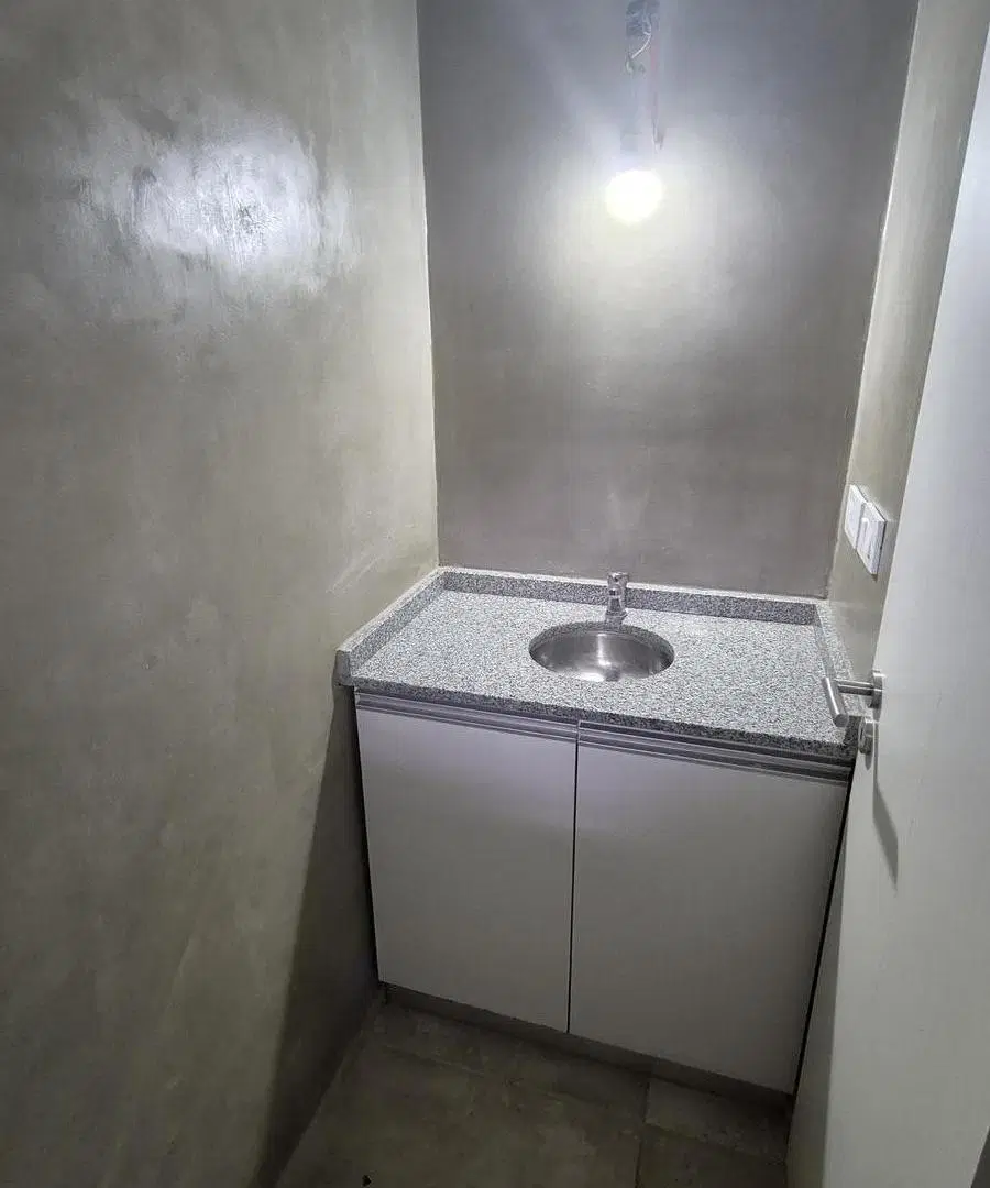 Local en alquiler City Bell 30m2 con baño y cortina comercial 4