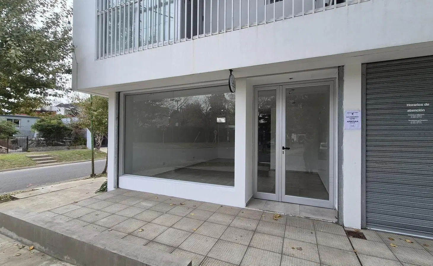 Local en alquiler City Bell 30m2 con baño y cortina comercial 3