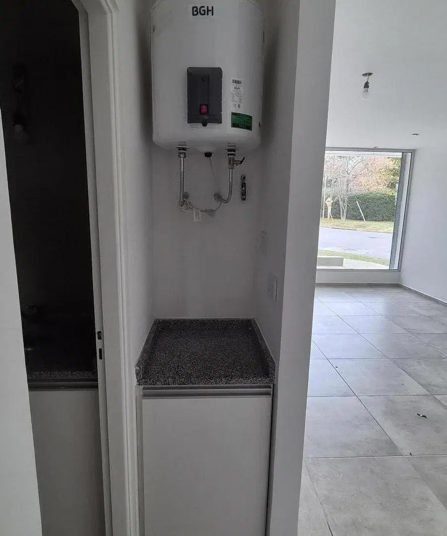 Local en alquiler City Bell 30m2 con baño y cortina comercial 5