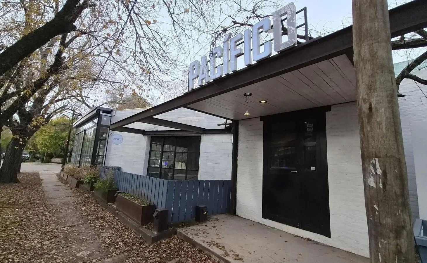 Edificio Comercial ideal gastronómico alquiler en la mejor esquina de City Bell 2