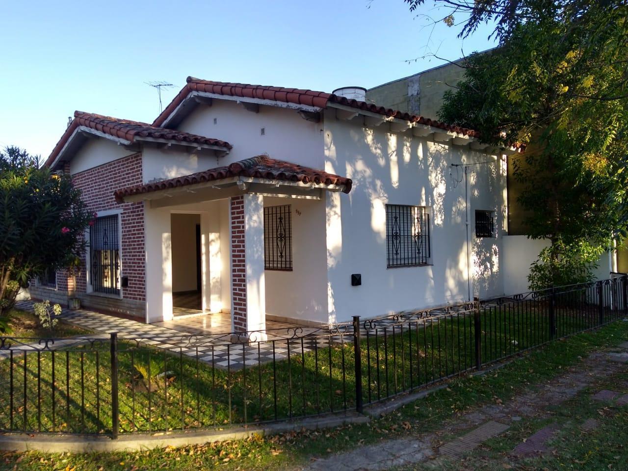 Foto de Casa en alquiler 2 dormitorios asfalto servicios sin fondo solo patio, imagen 1