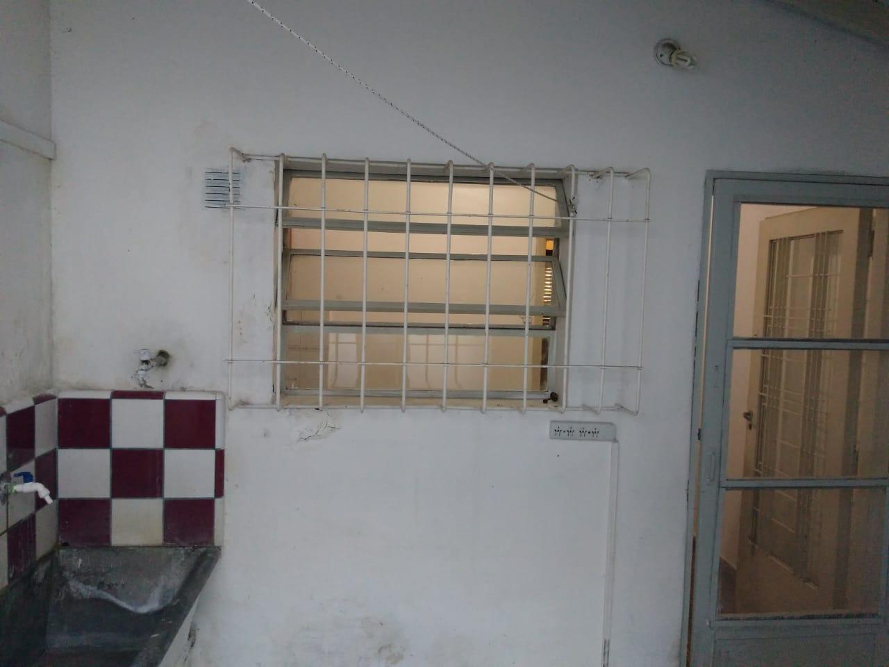 Foto de Casa en alquiler 2 dormitorios asfalto servicios sin fondo solo patio, imagen 2