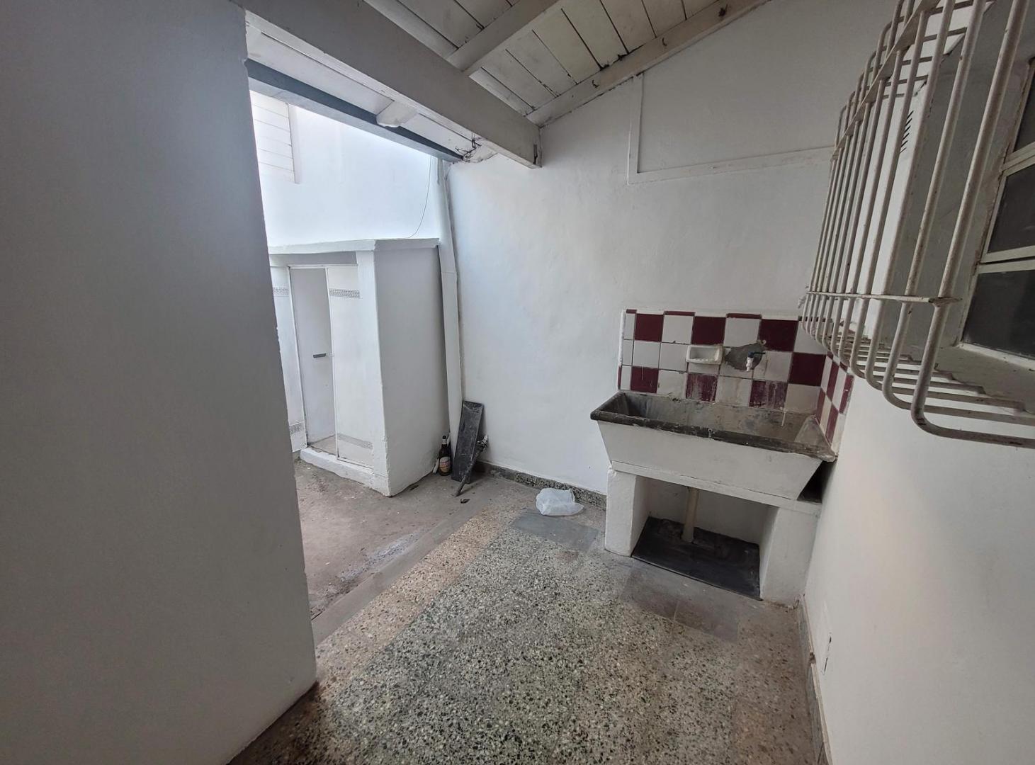 Foto de Casa en alquiler 2 dormitorios asfalto servicios sin fondo solo patio, imagen 4