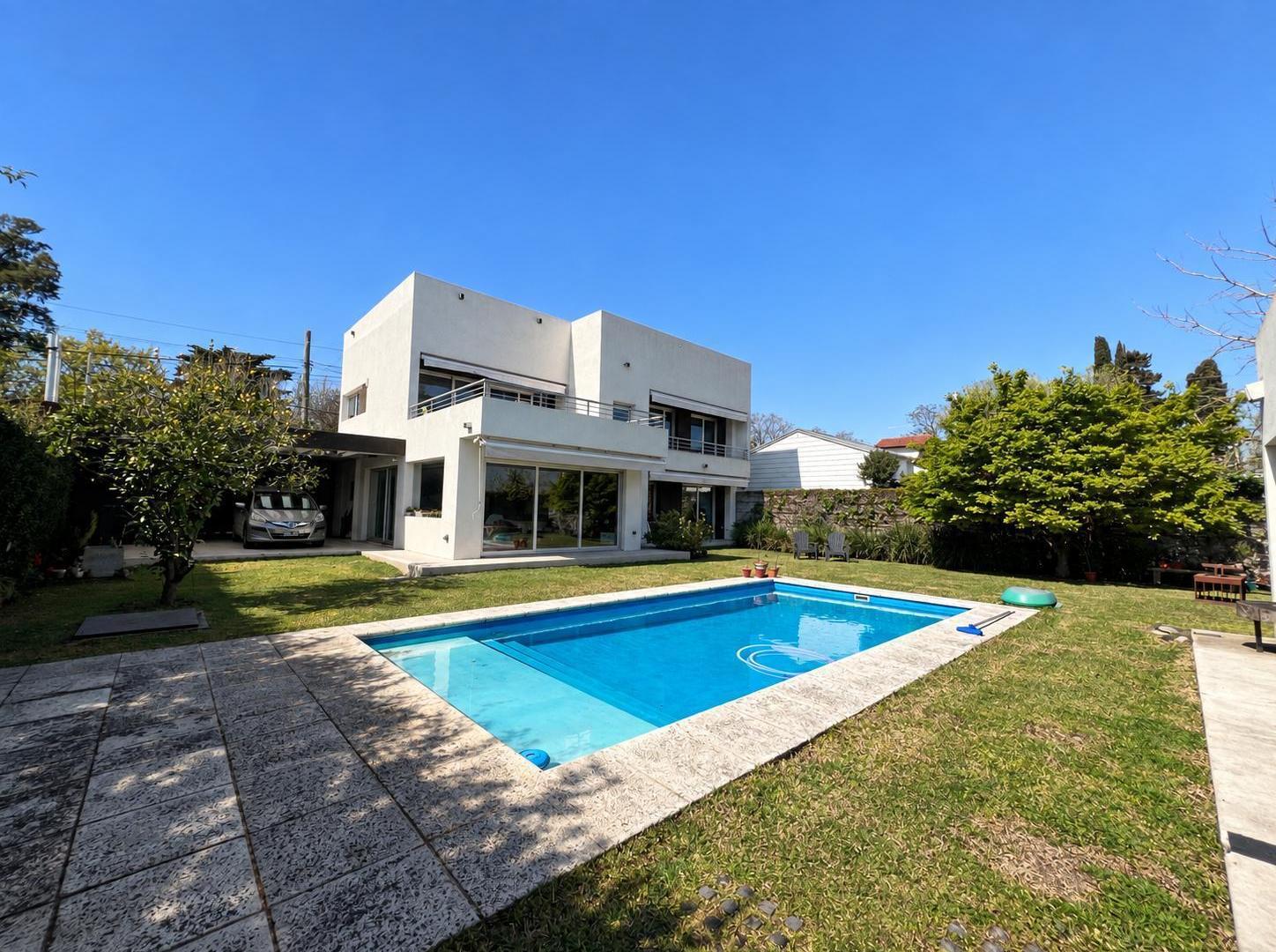 Foto de Casa en venta en City Bell entre caminos con jardín pileta quincho 3, imagen 1