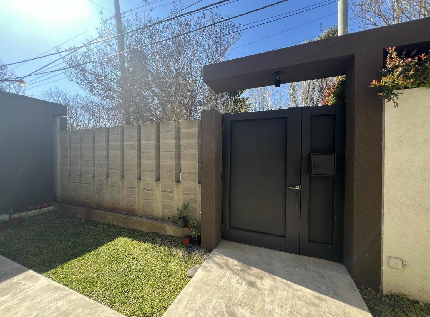 Foto de Casa en venta en City Bell entre caminos con jardín pileta quincho 3, imagen 5