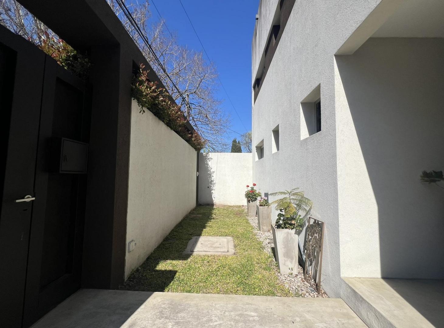 Foto de Casa en venta en City Bell entre caminos con jardín pileta quincho 3, imagen 3