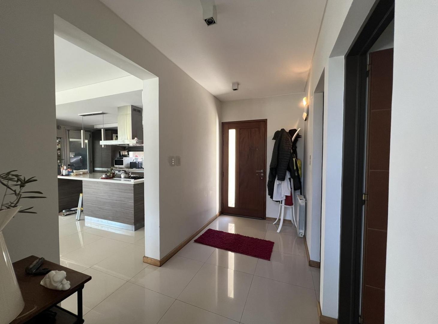 Foto de Casa en venta en City Bell entre caminos con jardín pileta quincho 3, imagen 4