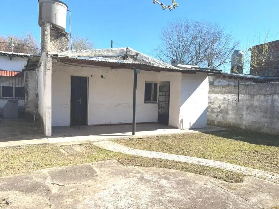 CASA DE 3 AMB EN ALMIRANTE BROWN 4