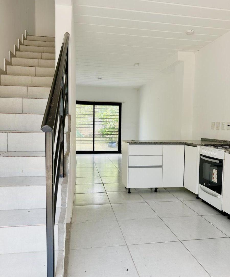 DUPLEX CON JARDIN PRIVADO EN COMPLEJO LOS FRESNOS