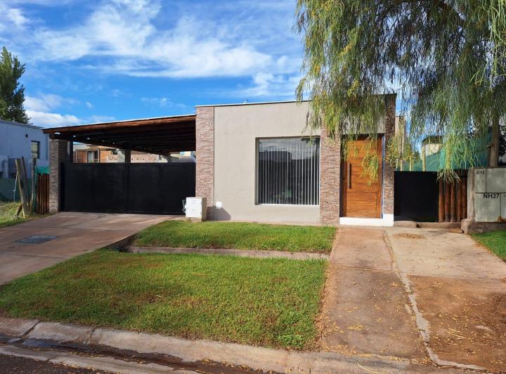 CASA EN B° PRIVADO LAR DE DRUMMOND 1