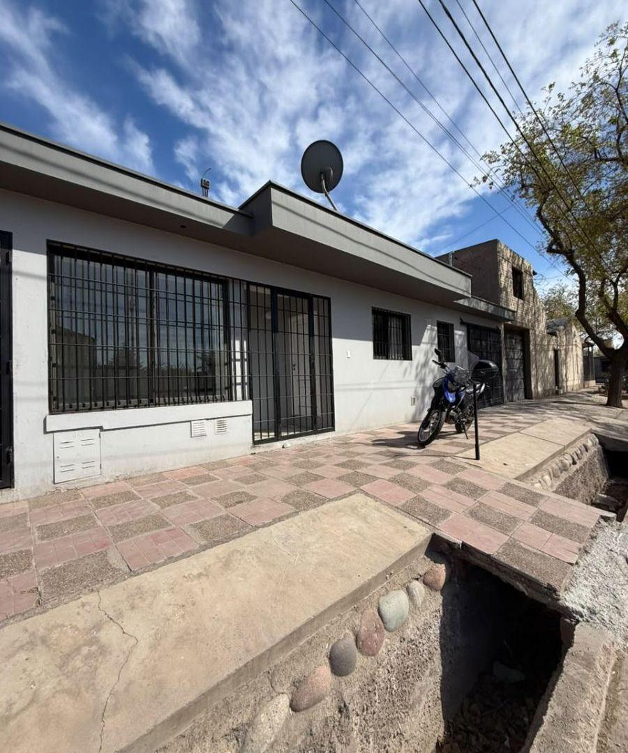 Foto de HERMOSA CASA EN GODOY CRUZ, imagen 1
