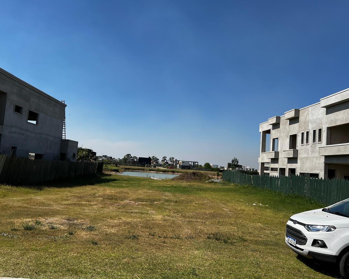 Exclusivo lote de terreno en "Lagos de Canning"