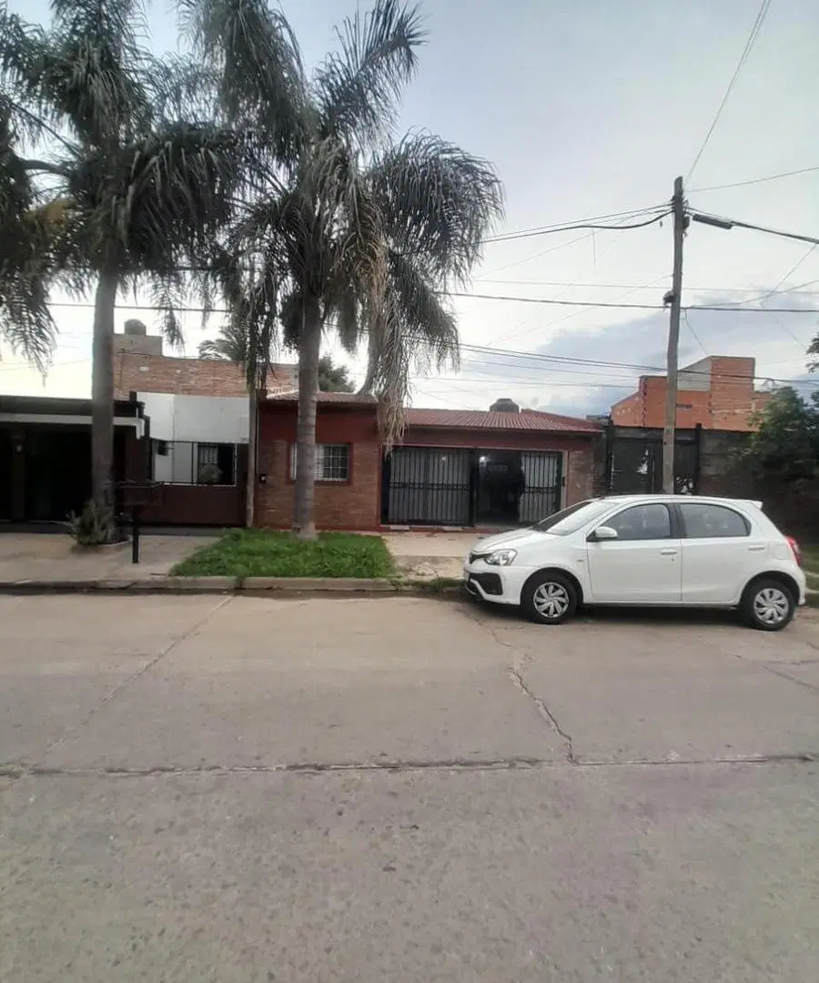 CASA DOBLE COCHERA DE 2 DORMITORIOS Y PATIO VERDE EN ALBERDI AL 7700 4