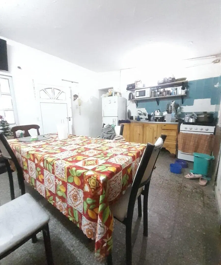 CASA DOBLE COCHERA DE 2 DORMITORIOS Y PATIO VERDE EN ALBERDI AL 7700 1