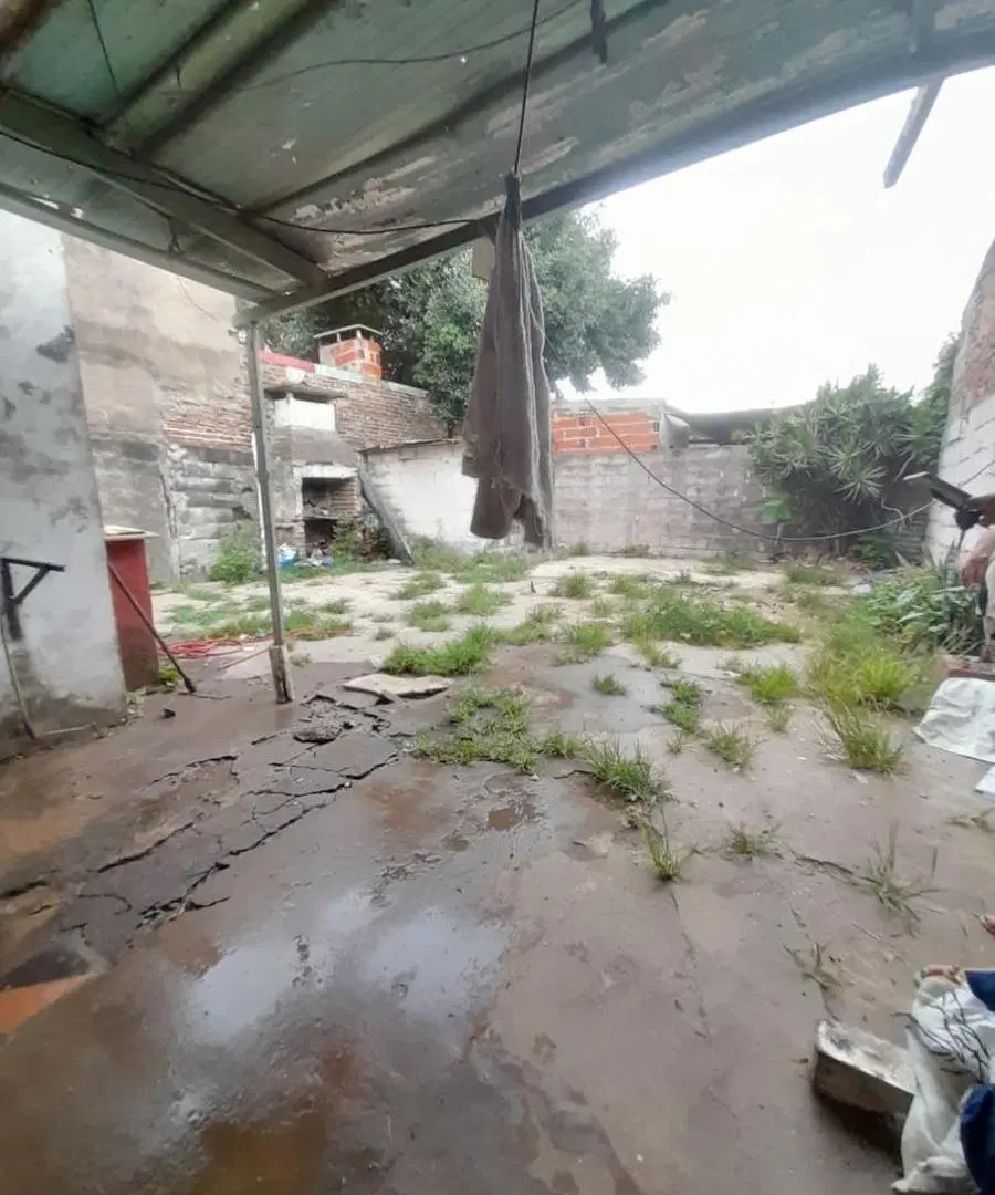 CASA DOBLE COCHERA DE 2 DORMITORIOS Y PATIO VERDE EN ALBERDI AL 7700 2