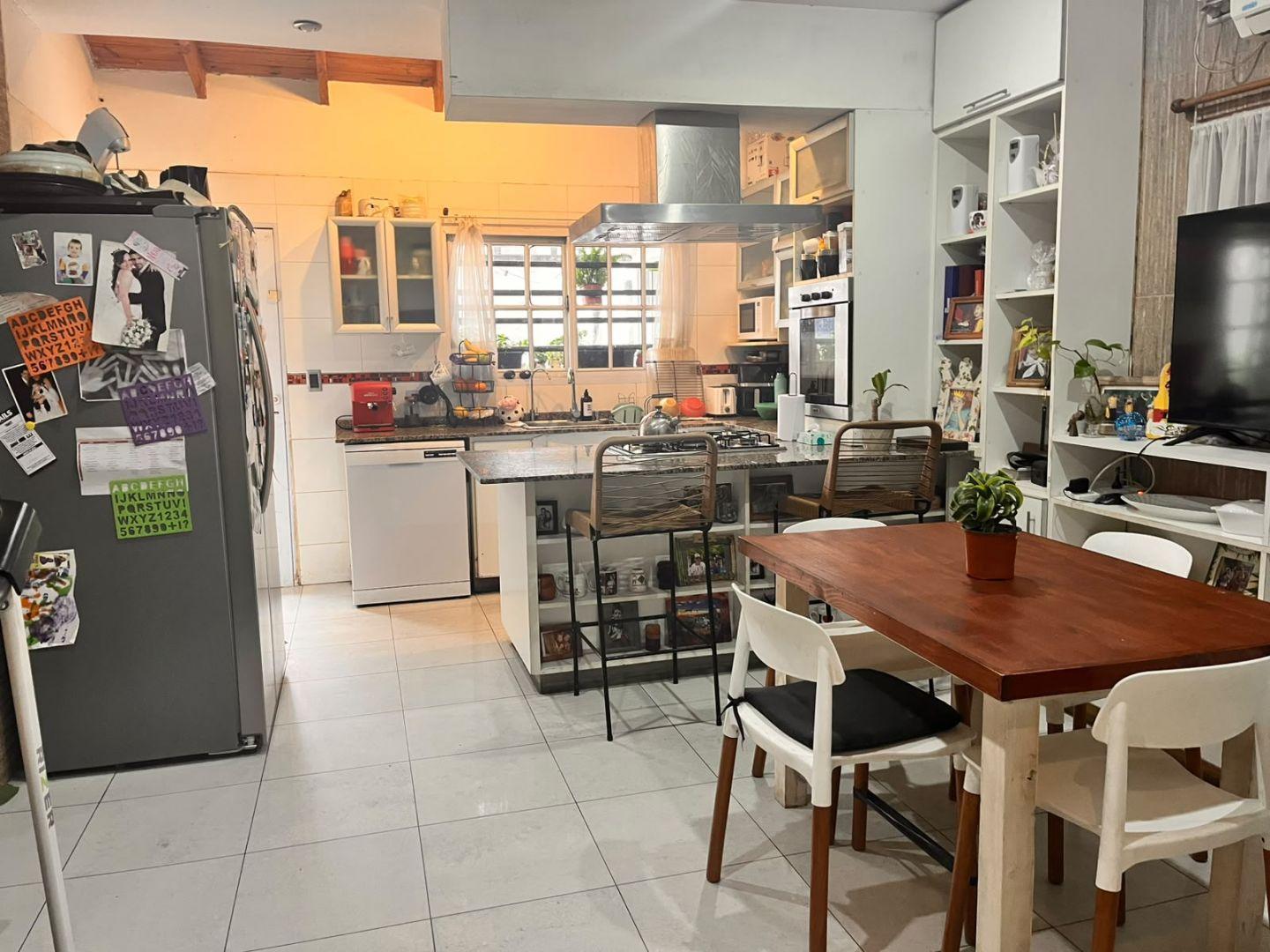 Foto de CASA DE 6 AMB EN CASEROS CON GARAGE Y PILETA, imagen 4