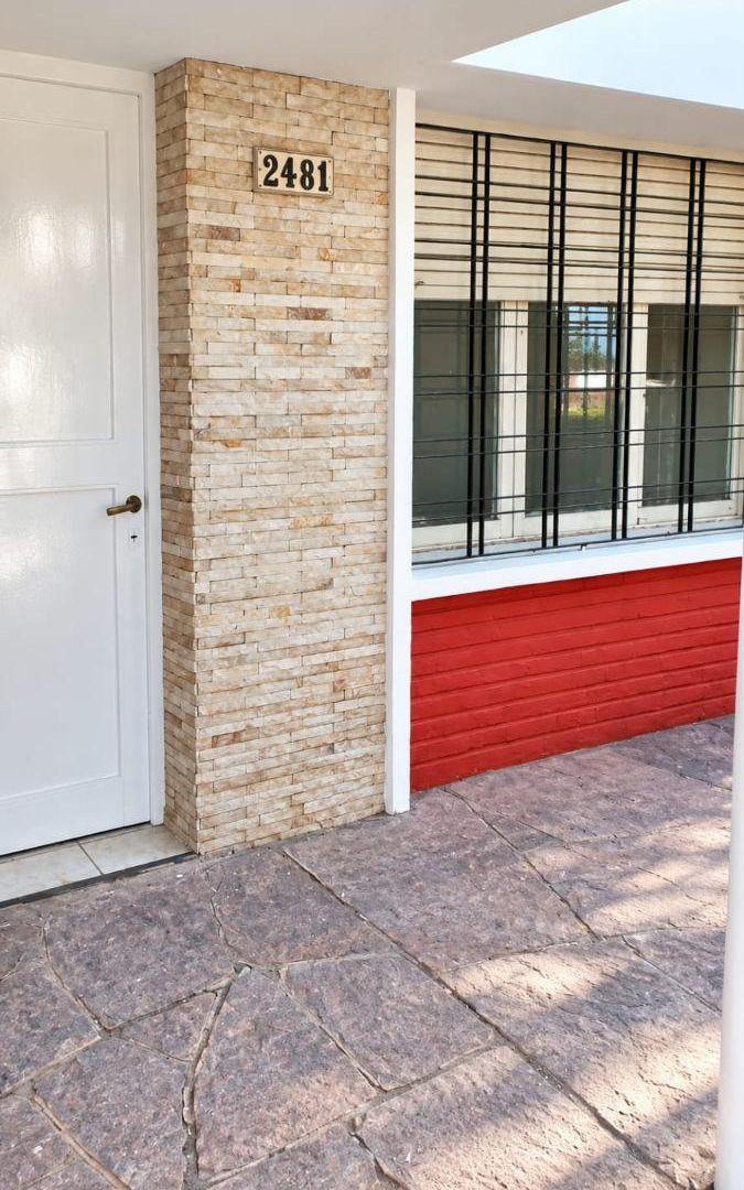 Casa en alquiler 2 dormitorios con pati. Barrio Los Paraisos