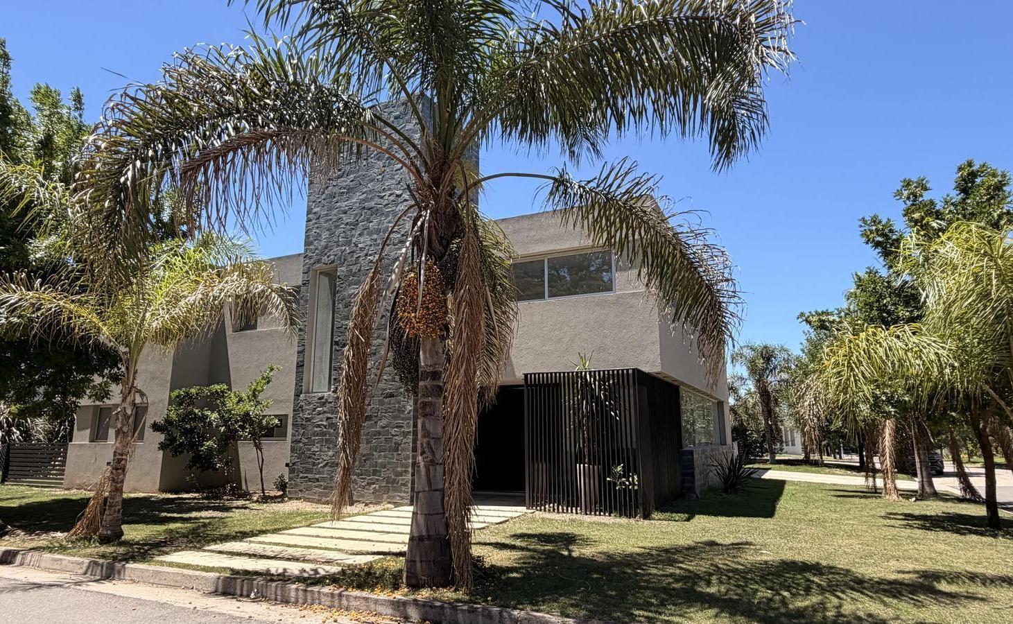 Exclusiva casa en venta en Jardín Inglés, Valle Escondido sobre lote esquina!