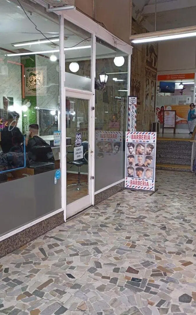 VENTA LOCAL CON RENTA BOEDO EN GALERIA COMERCIAL 4