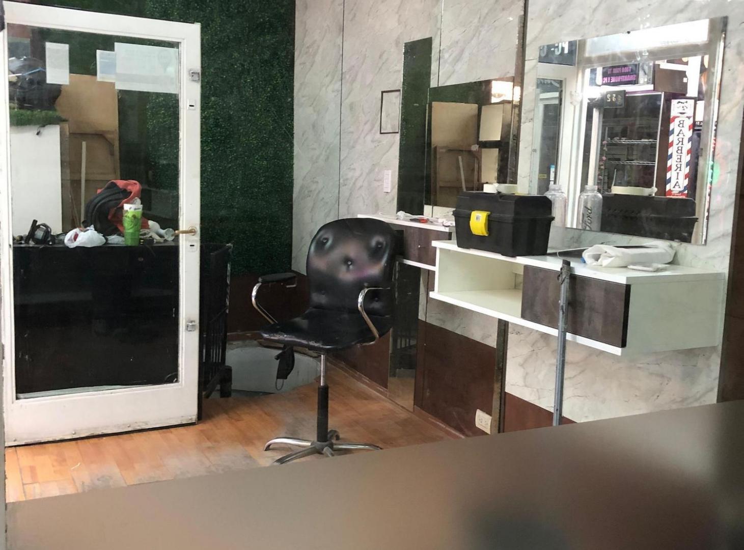 VENTA LOCAL CON RENTA BOEDO EN GALERIA COMERCIAL
