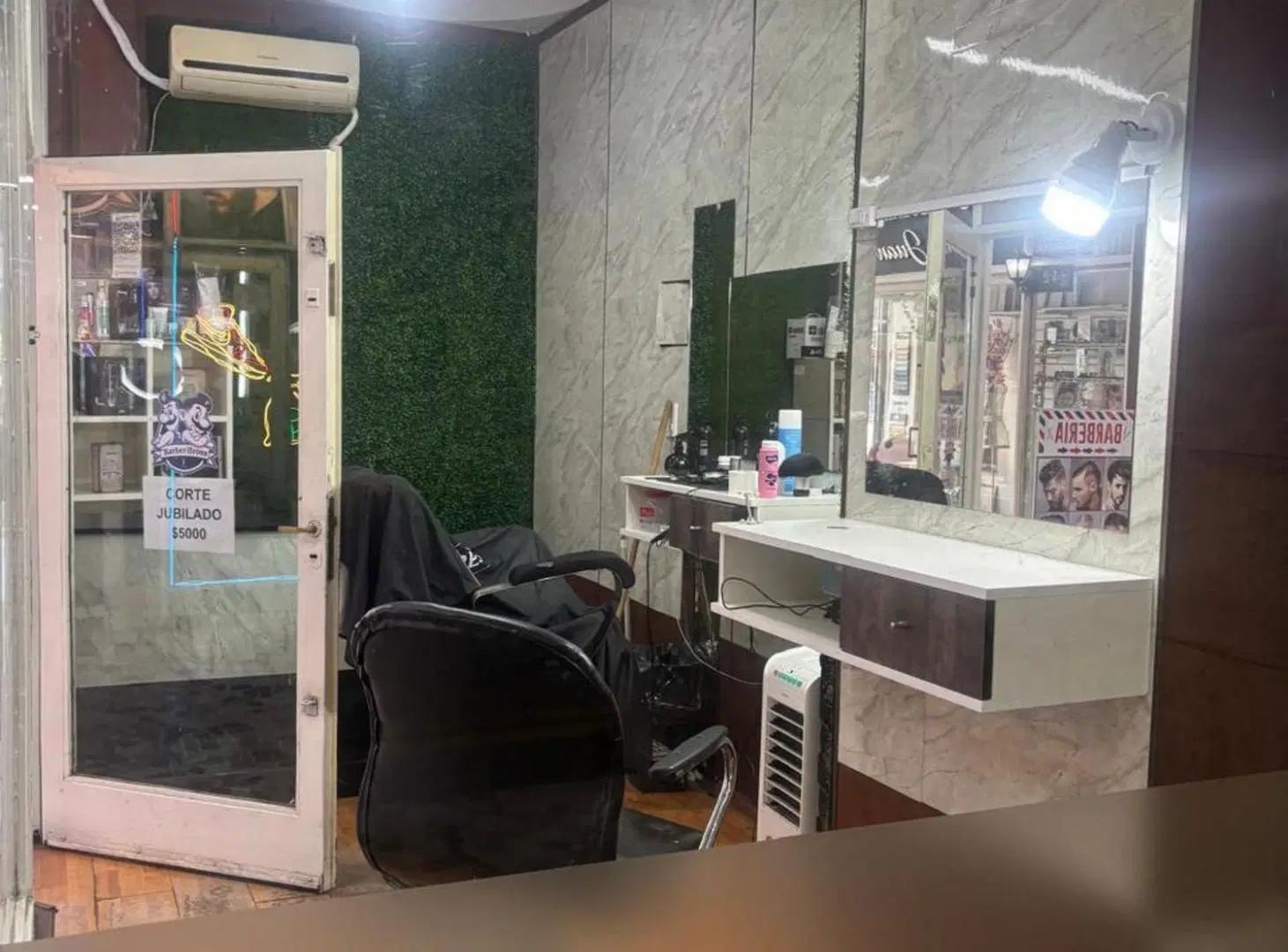 VENTA LOCAL CON RENTA BOEDO EN GALERIA COMERCIAL 3