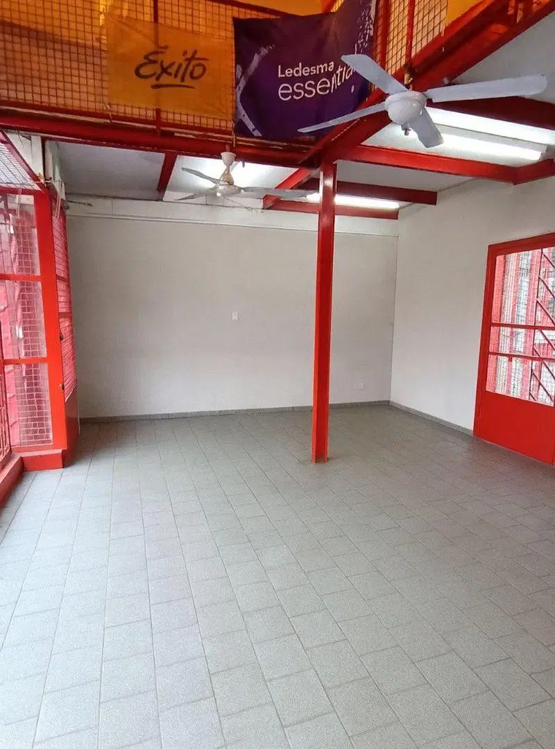 Local en Venta sobre calle Cuenca 4