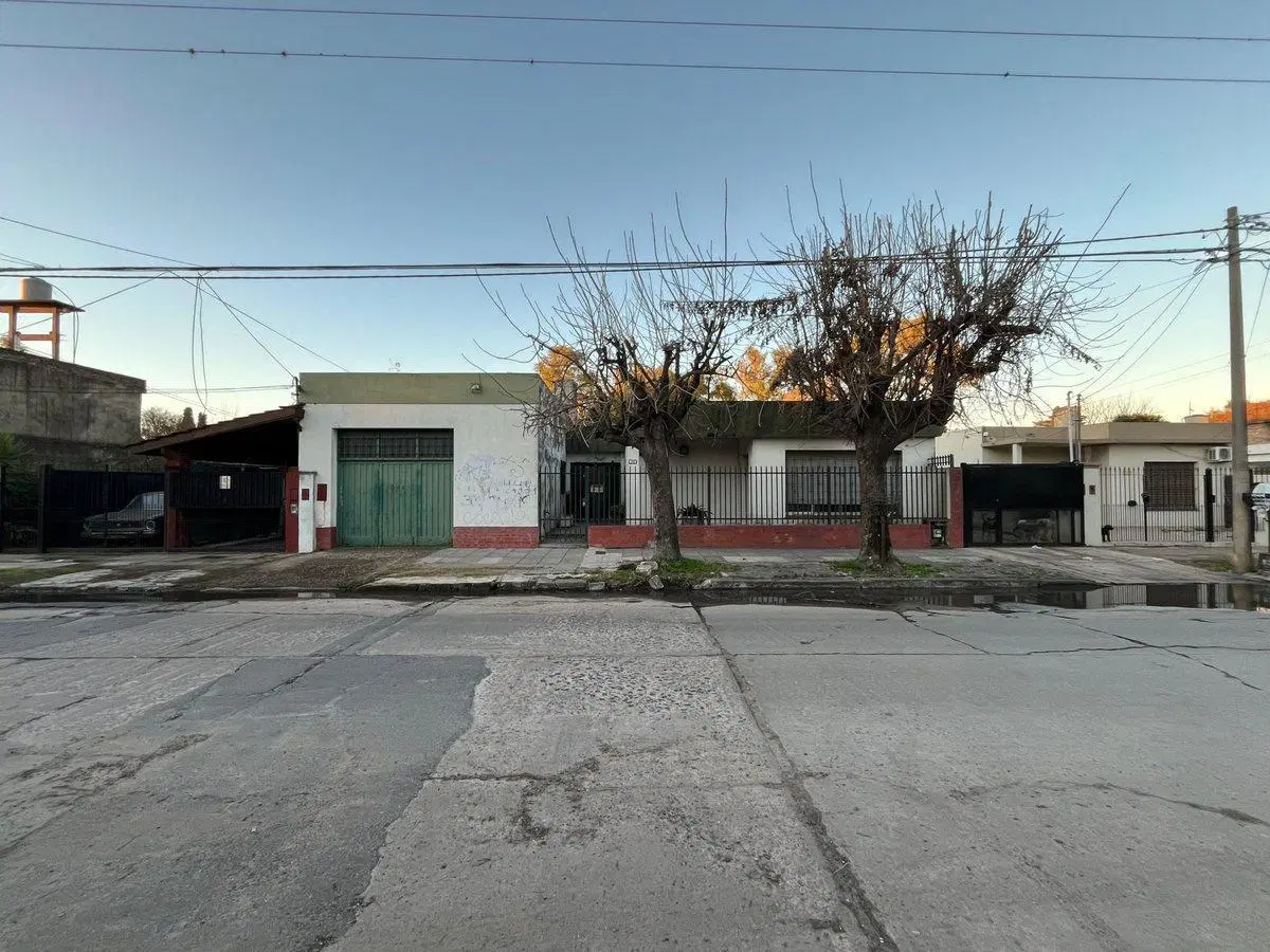 VENTA CASA 4 AMB C/PATIO Y GARAGE- SAN MIGUEL 2