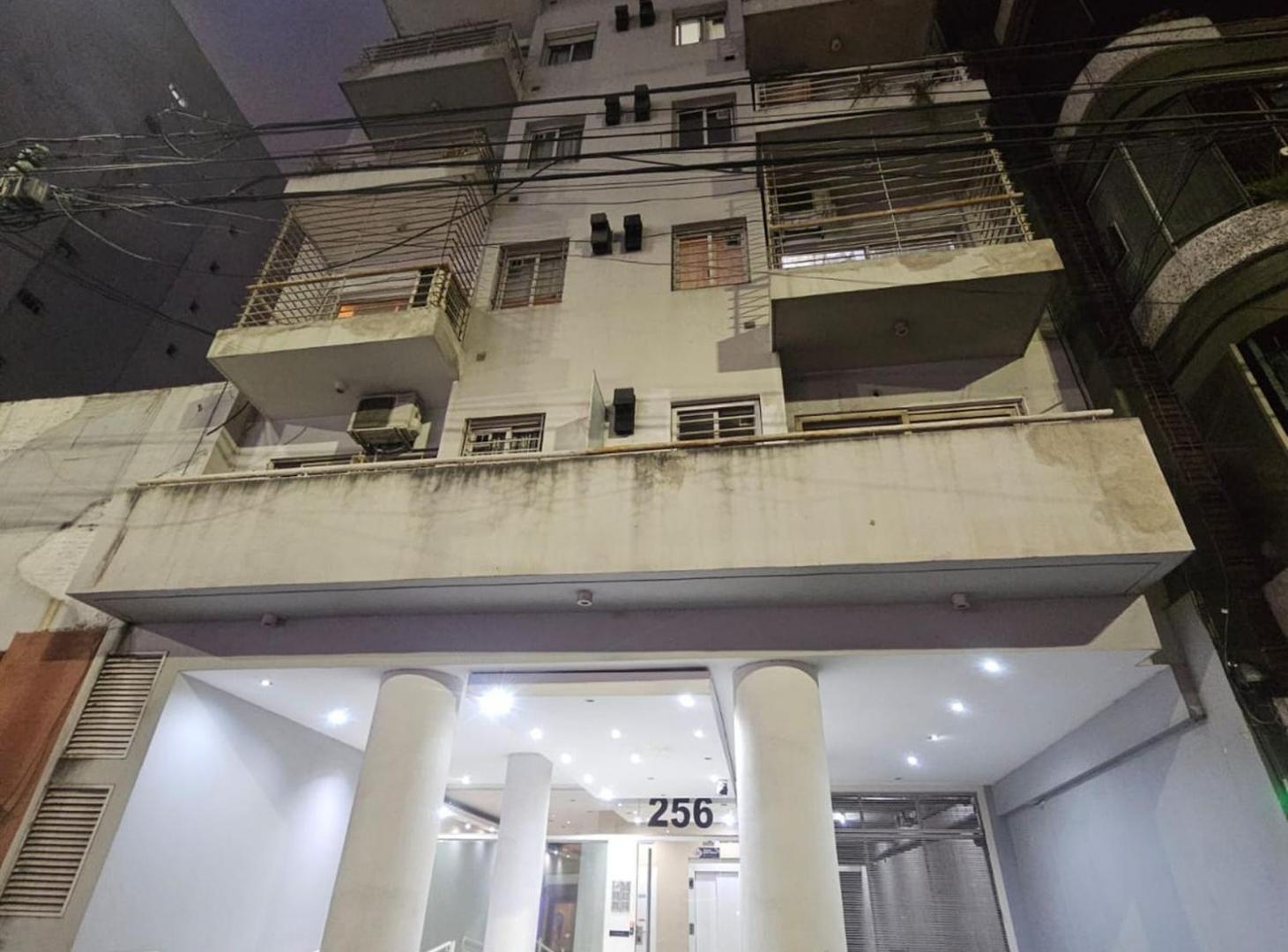 Foto de VENTA DEPTO 2 AMBIENTES CONTRAFRENTE - FLORES, imagen 1