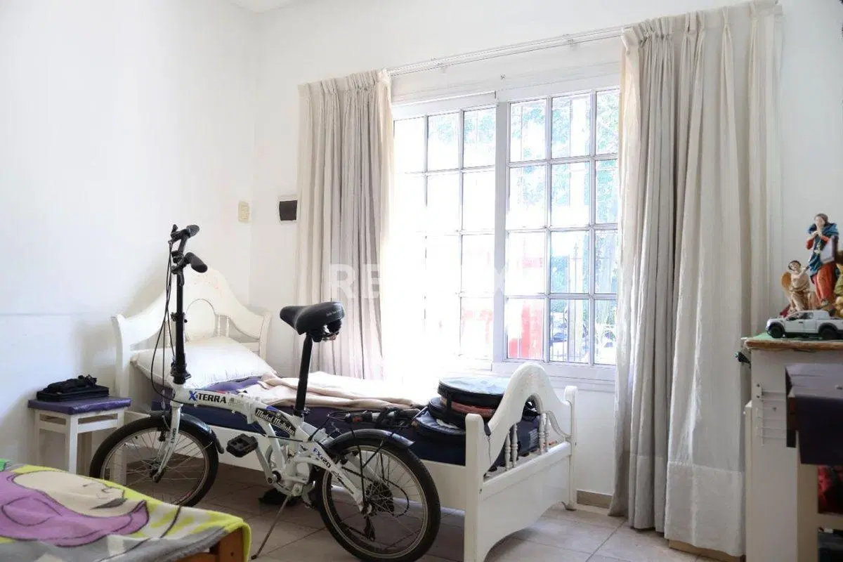 VENTA ESPECTACULAR CASA 5 AMB C/PILETA CASTELAR 2