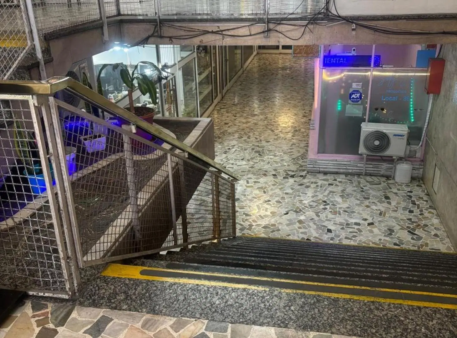 VENTA LOCAL CON RENTA BOEDO EN GALERIA COMERCIAL 7