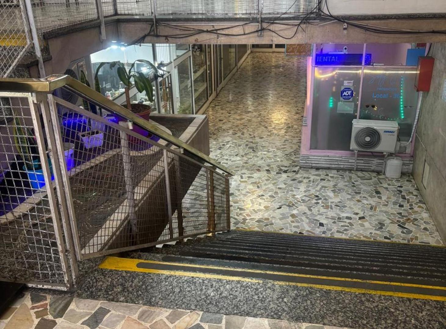 Foto de VENTA LOCAL CON RENTA BOEDO EN GALERIA COMERCIAL, imagen 2