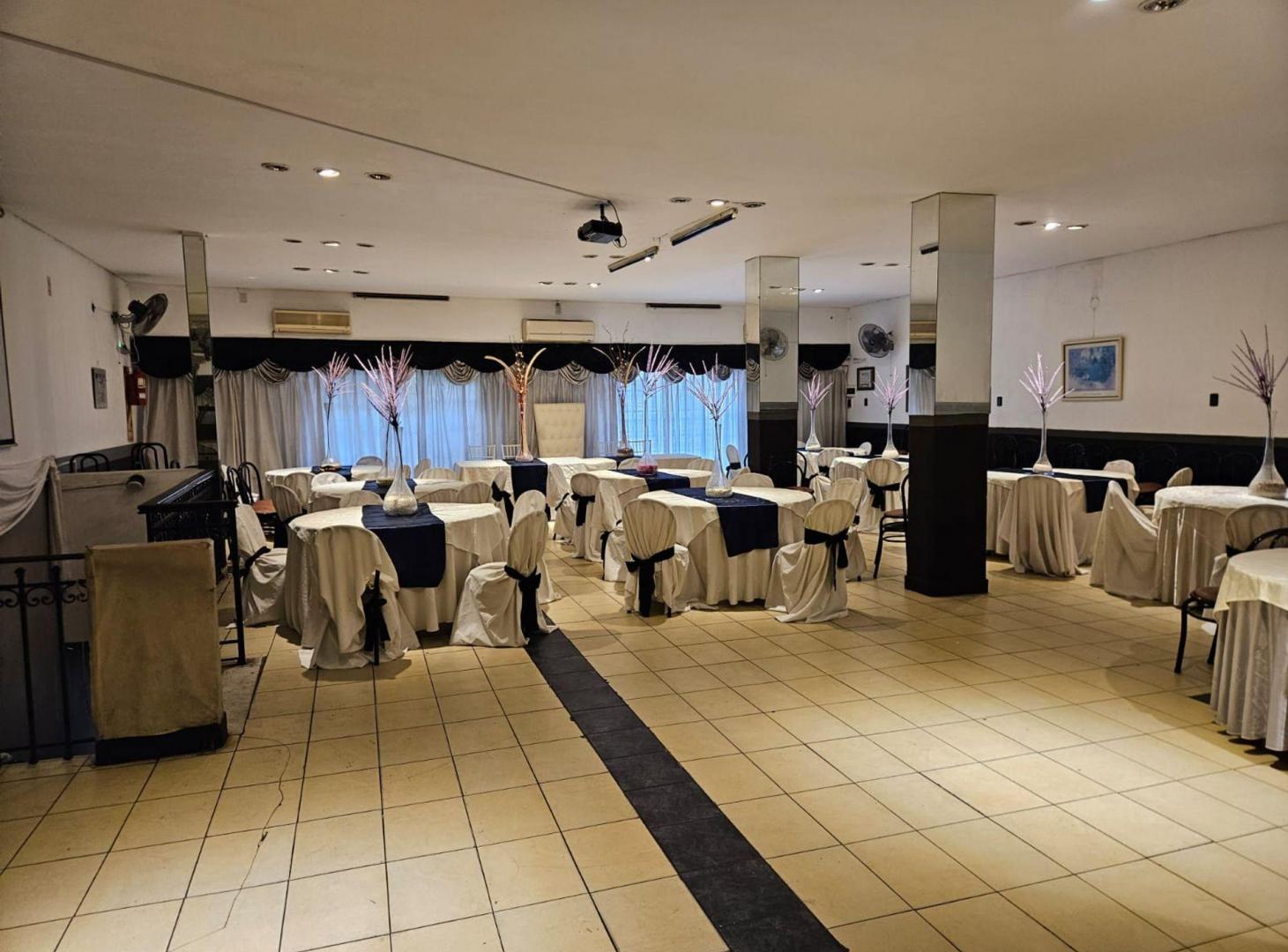 Foto de VENTA SALON DE EVENTOS EN FLORES, imagen 2