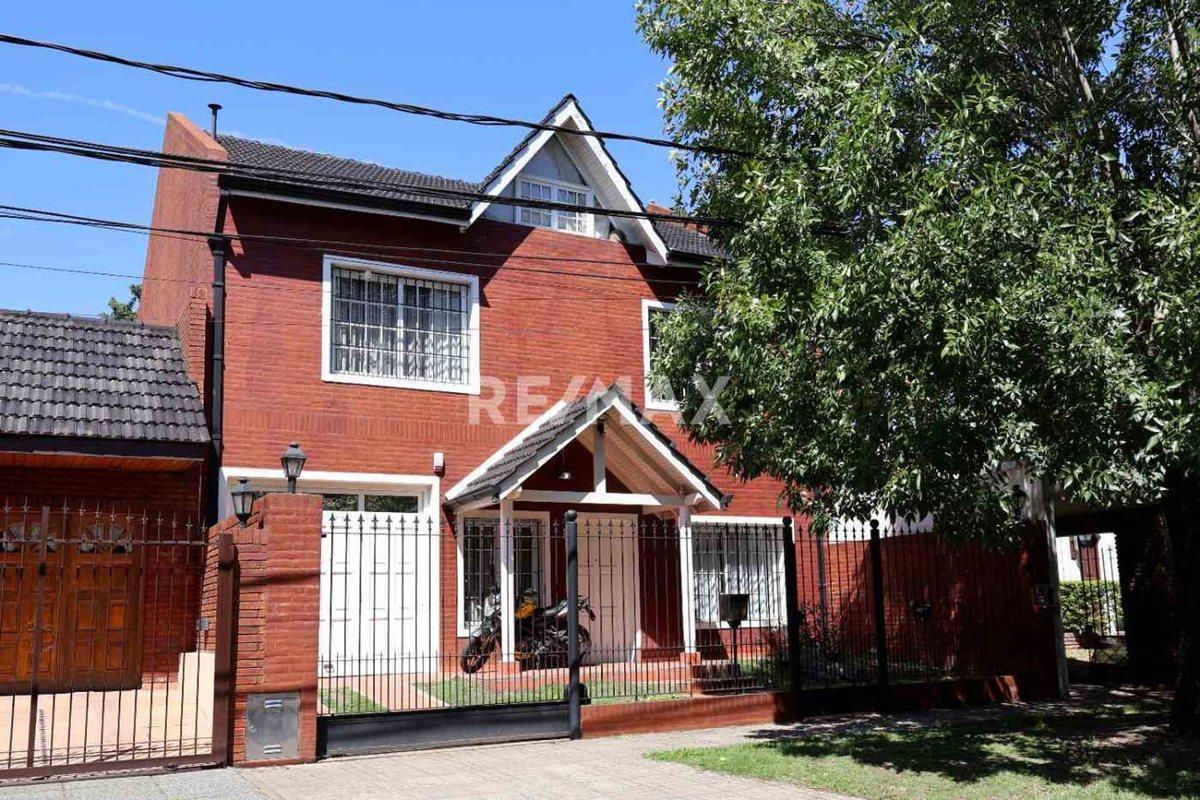 Foto de VENTA ESPECTACULAR CASA 5 AMB C/PILETA CASTELAR, imagen 3