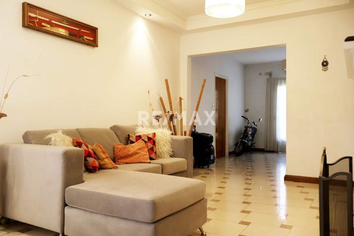 Foto de VENTA ESPECTACULAR CASA 5 AMB C/PILETA CASTELAR, imagen 2