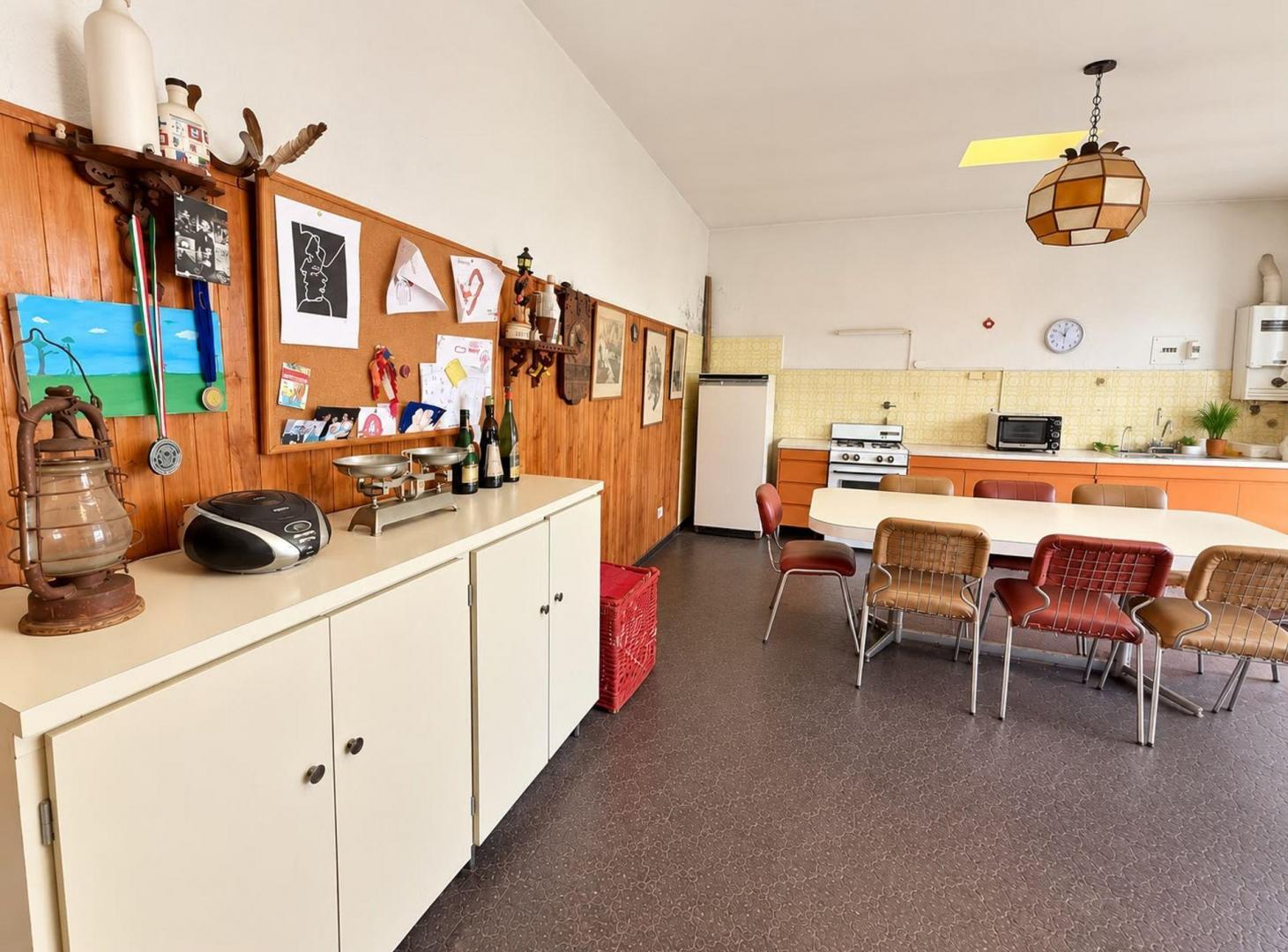 Foto de VENTA CASA EN LOTE PROPIO CON QUINCHO – VERSALLES, imagen 1