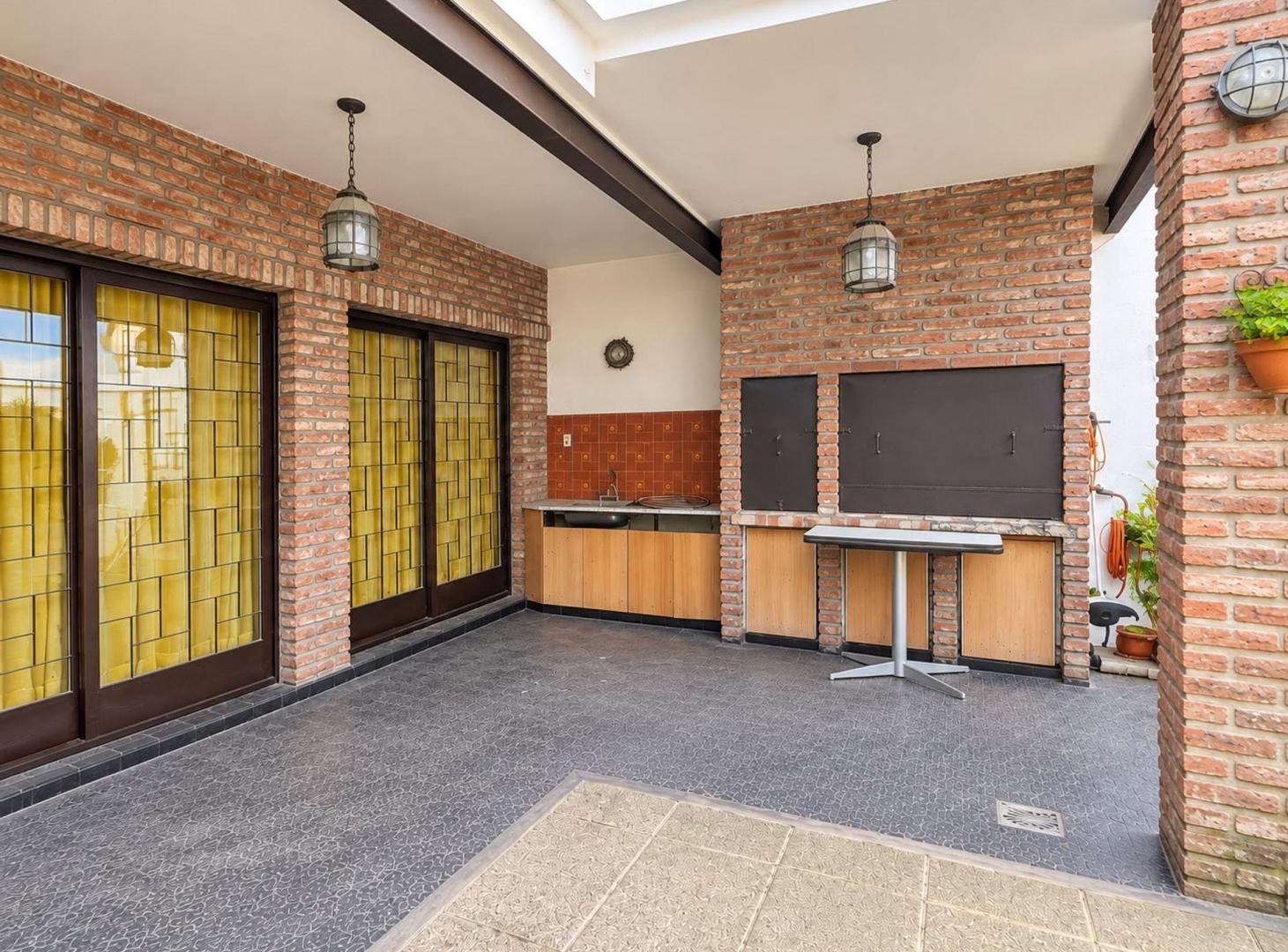 Foto de VENTA CASA EN LOTE PROPIO CON QUINCHO – VERSALLES, imagen 4