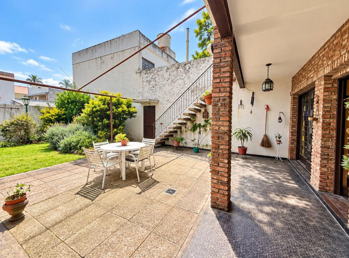 Foto de VENTA CASA EN LOTE PROPIO CON QUINCHO – VERSALLES, imagen 2