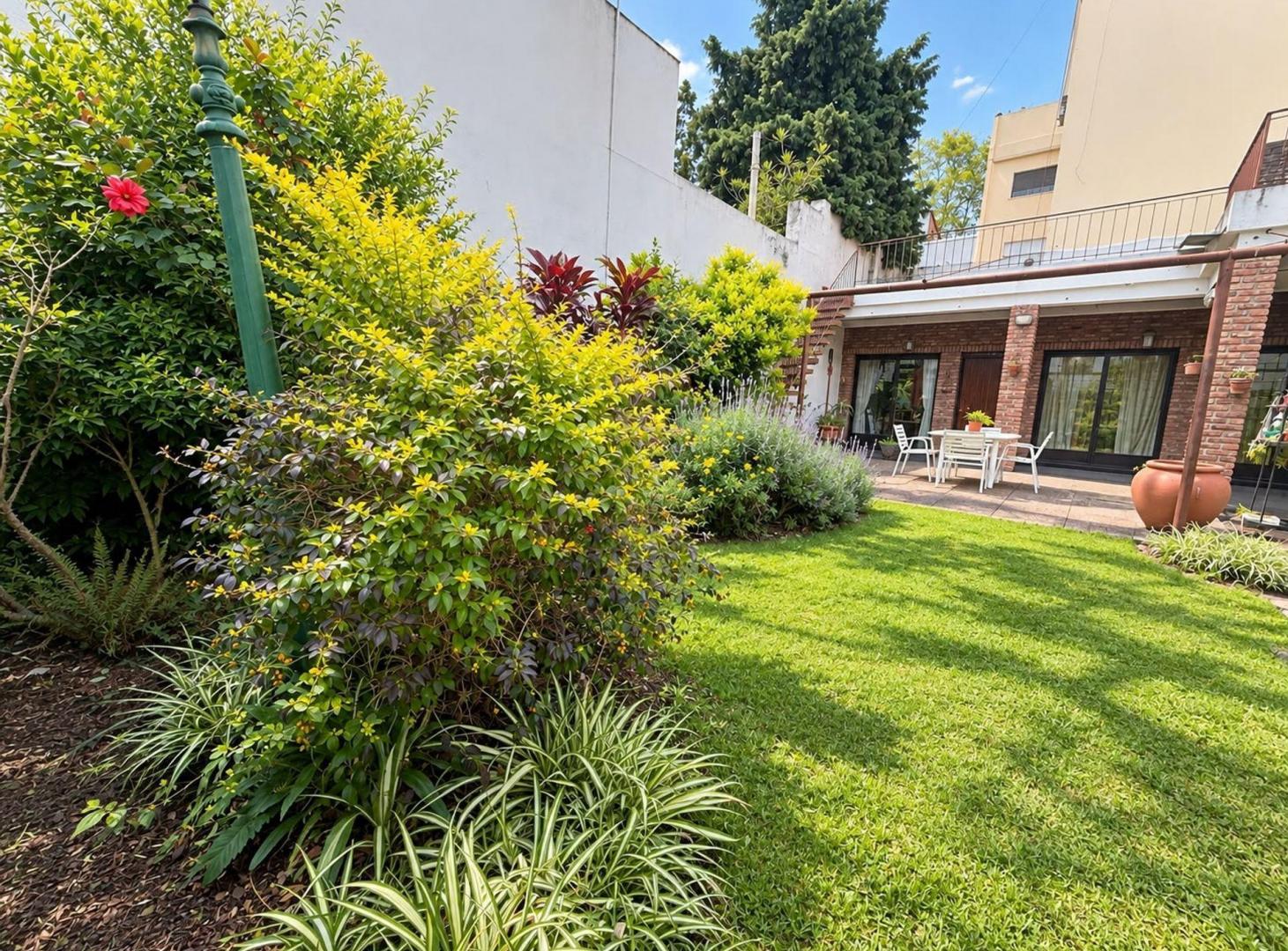 Foto de VENTA CASA EN LOTE PROPIO CON QUINCHO – VERSALLES, imagen 3