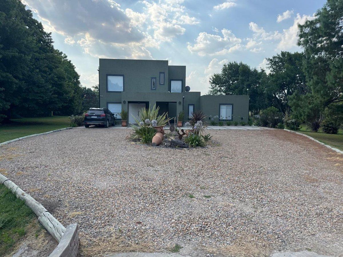 Foto de VENTA CASA 4 AMB CON PILETA COUNTRY LUJAN, imagen 1