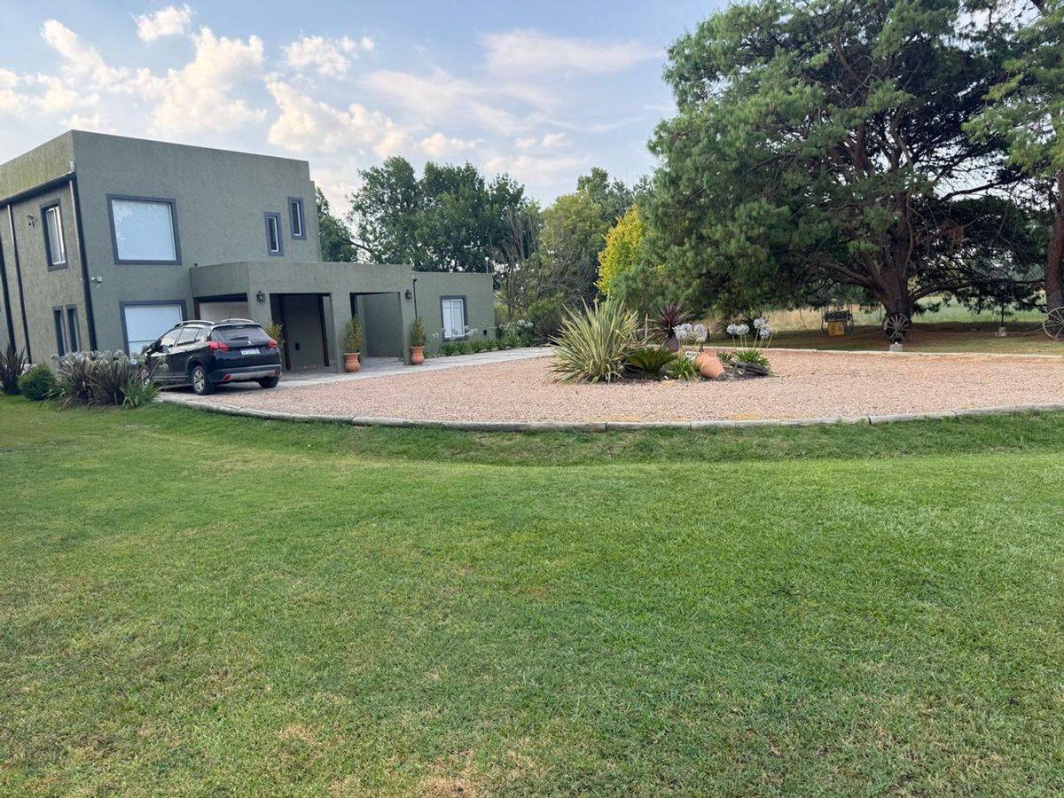 Foto de VENTA CASA 4 AMB CON PILETA COUNTRY LUJAN, imagen 2