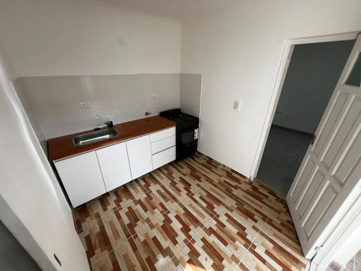 PH 1 amb. por pasillo, patio amplio con lavadero, a estrenar. 2