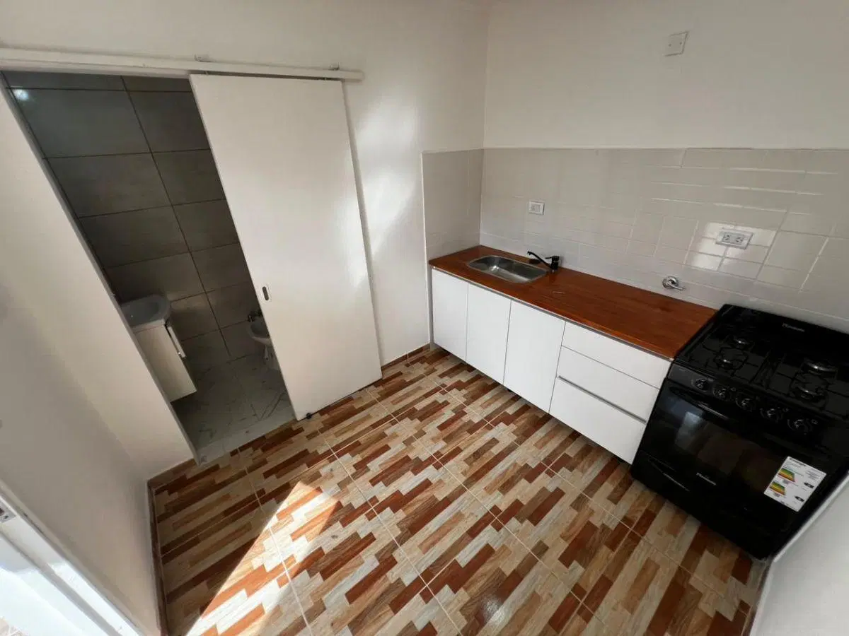 PH 1 amb. por pasillo, patio amplio con lavadero, a estrenar. 5