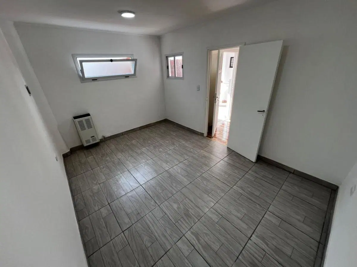 PH 1 amb. por pasillo, patio amplio con lavadero, a estrenar. 3