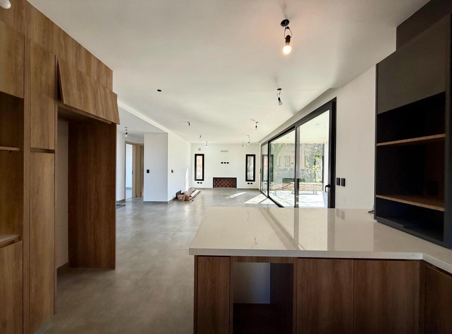 Foto de Casa a 6 amb. Nueva a estrenar. Lote central, imagen 4