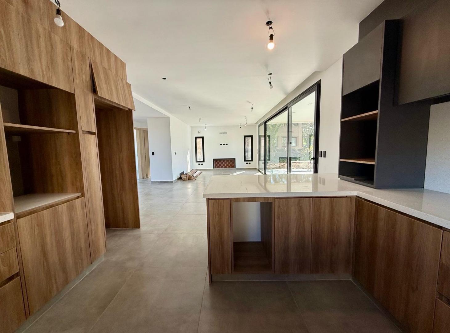 Foto de Casa a 6 amb. Nueva a estrenar. Lote central, imagen 2