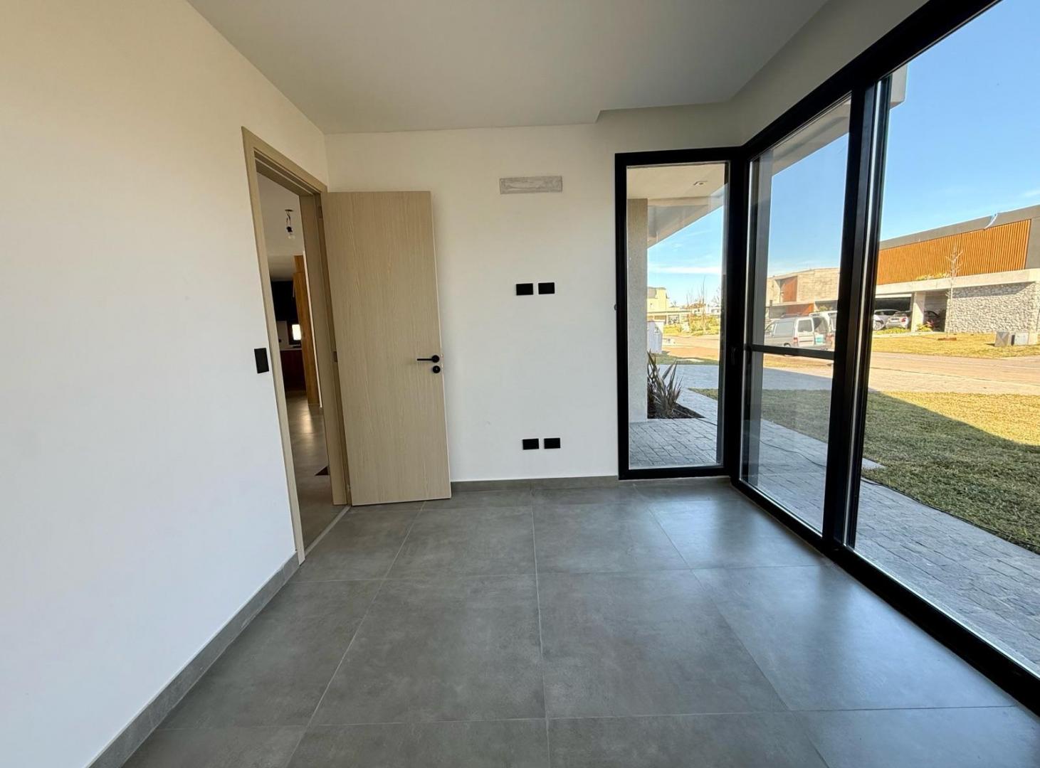 Foto de Casa a 6 amb. Nueva a estrenar. Lote central, imagen 1