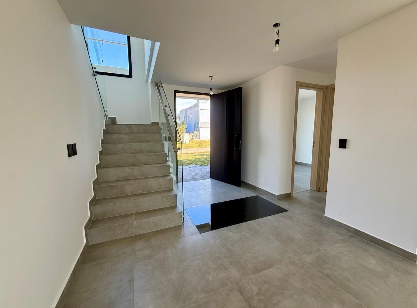 Foto de Casa a 6 amb. Nueva a estrenar. Lote central, imagen 3
