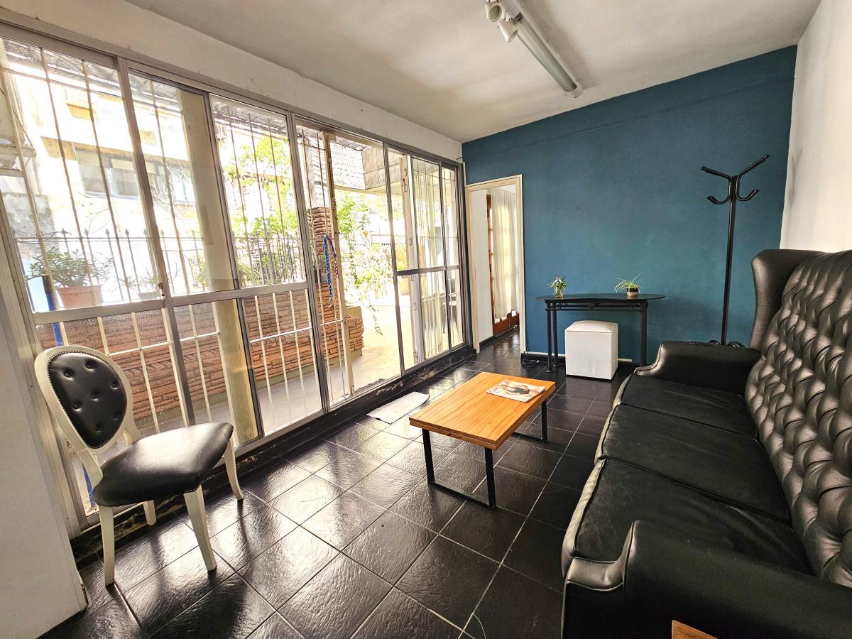 Venta de 4 amb con dependencia y terraza apto profesional. Financiación disponible.